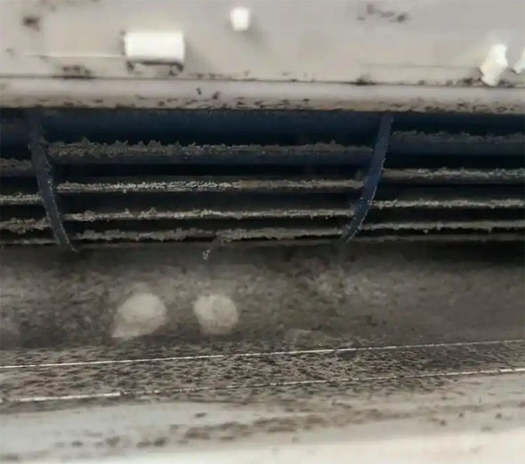 湾里空调吹的风有股烧焦味是怎么回事